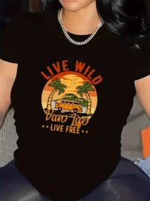 Paisaje tropical con palmeras al atardecer y una furgoneta amarilla que simboliza libertad aventura y conexión con la naturaleza camiseta de mujer casual cómoda ideal para viajes y días relajados - Negro - Ver 6