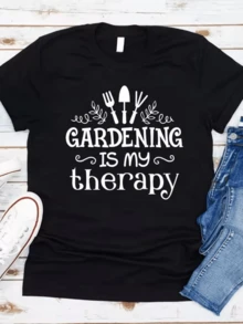 Herramientas de jardinería rodeadas de hojas que simbolizan la paz interior y la conexión con la naturaleza transmitiendo energía relajante camiseta de mujer casual confortable para amantes de las plantas - Negro - Ver 8
