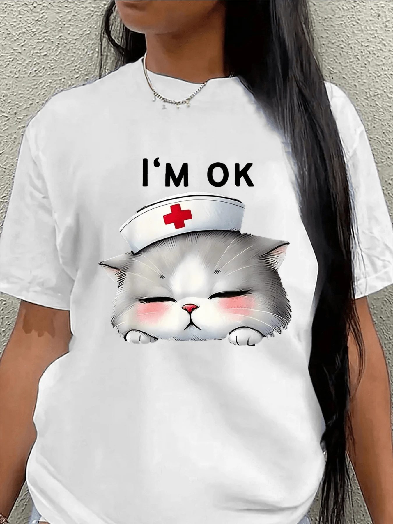 Nurse Cat With White Hat And Red Cross Conveying Tenderness And Tranquility, Symbolizing Self-Care And Well-Being. Comfortable Casual Women's T-Shirt For Everyday Wear. - 白色 - 查看 1