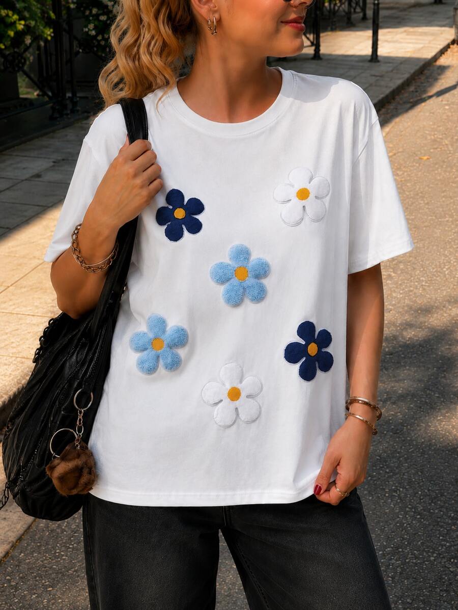 Camiseta Blanca de Mujer con Apliques de Flores en Azul y Blanco, Manga Corta, Cuello Redondo, Corte Holgado Casual, Diseño Floral Texturizado, Ideal para Primavera y Verano, Estilo Juvenil y Cómodo para Uso Diario - Blanco - Ver 1