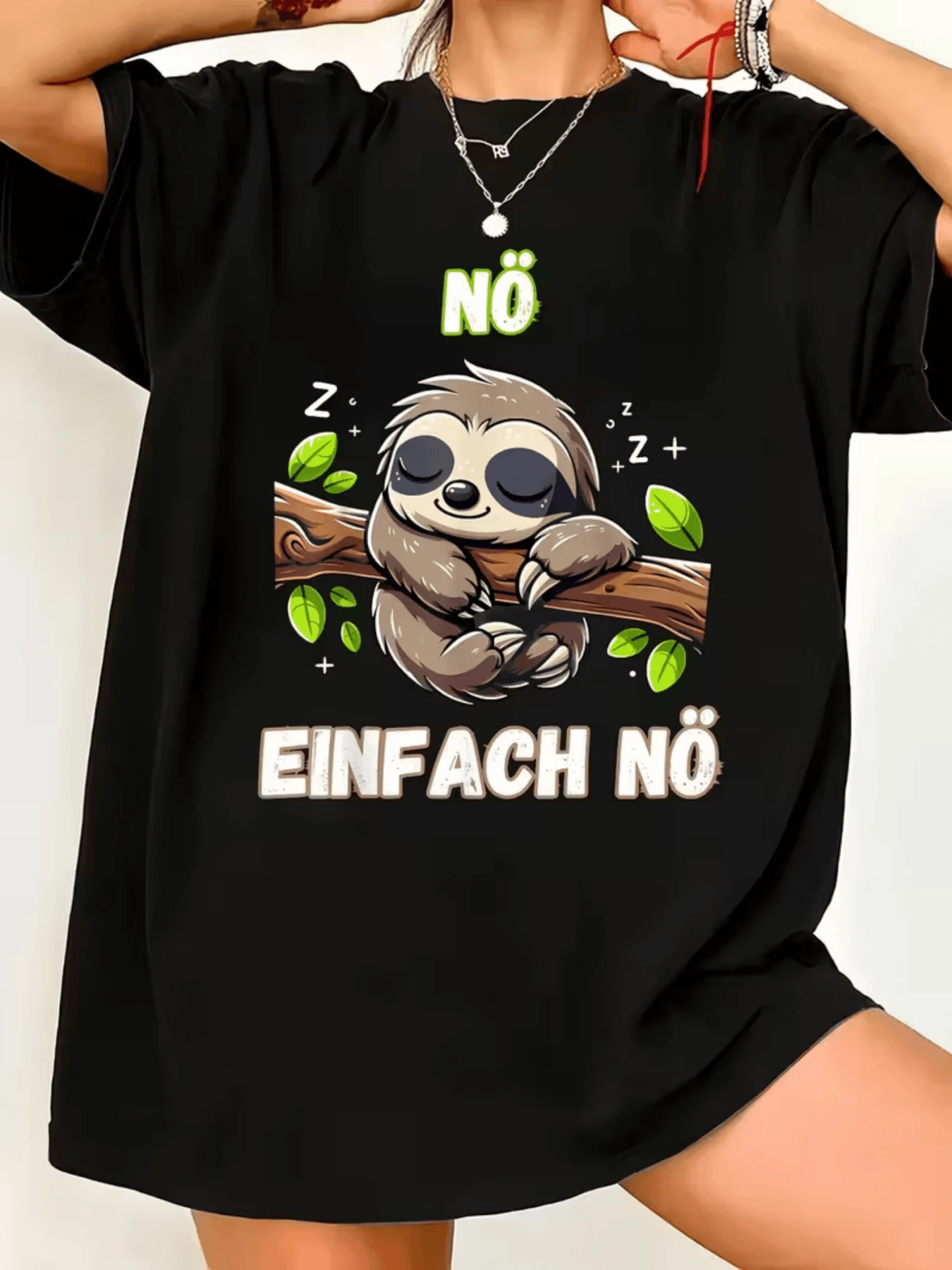 O engraçado animal preguiça dormindo pacificamente em um galho com folhas verdes e a frase Einfach Nö em letras vibrantes, expressando um desejo de tranquilidade e negação de qualquer perturbação para esta camiseta de mujer divertida y cómoda, perfecta para expresar tu personalidad relajada y tu humor peculiar con mucho estilo. - Negro - Ver 1