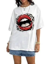 Labios rojos sensuales abiertos con fondo de estampado animal que simbolizan confianza energía y actitud atrevida camiseta de mujer casual moderna cómoda para uso diario - Blanco - Ver 1
