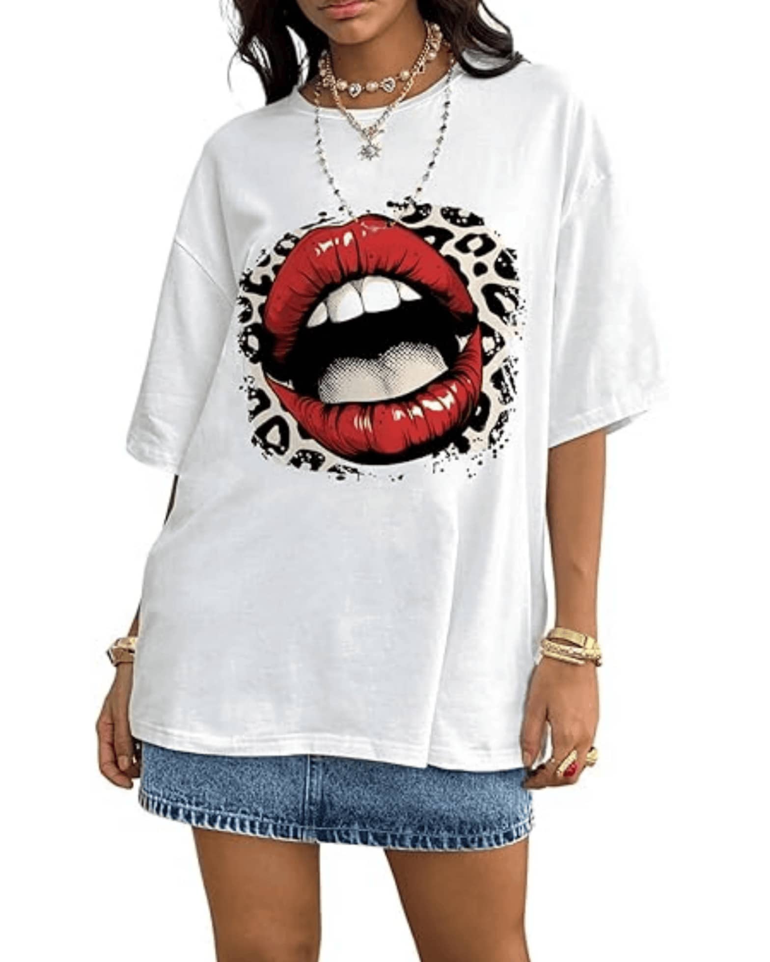 Labios rojos sensuales abiertos con fondo de estampado animal que simbolizan confianza energía y actitud atrevida camiseta de mujer casual moderna cómoda para uso diario - Blanco - Ver 1