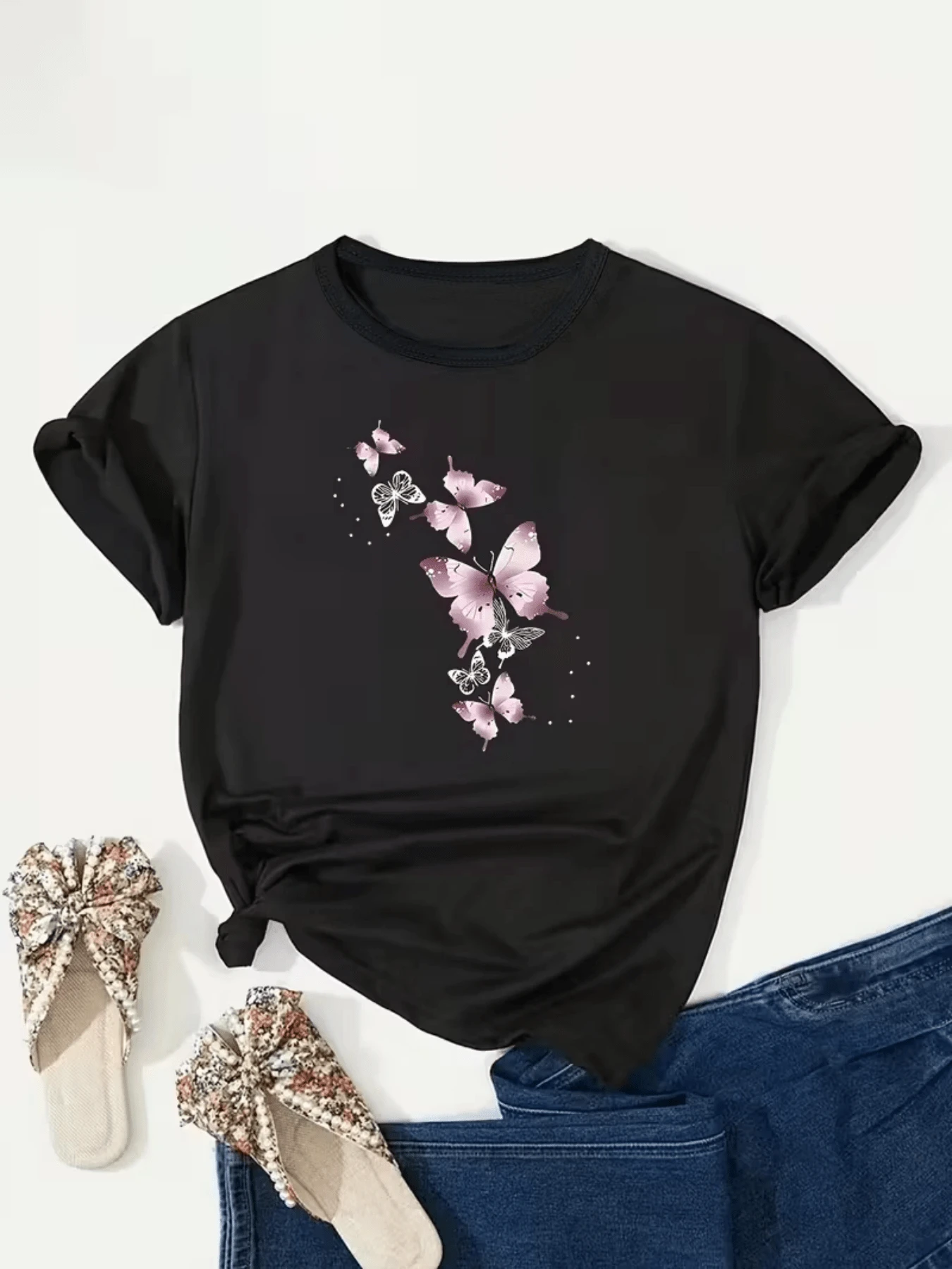 Mariposas rosadas que simbolizan libertad y transformación flotando suavemente transmiten esperanza y belleza natural camiseta de mujer casual cómoda para uso diario elegante y moderna - Negro - Ver 1