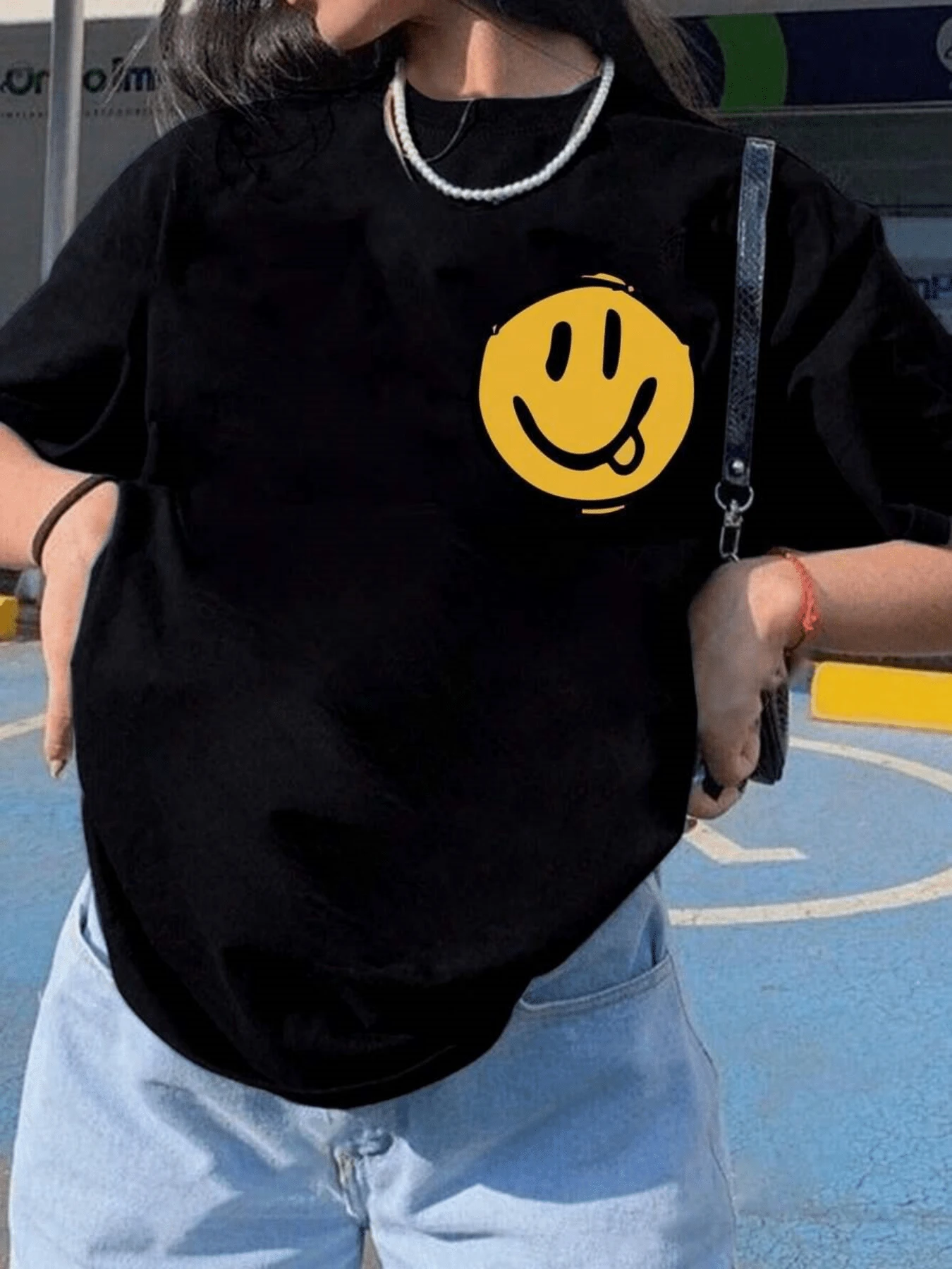 Símbolo alegre que representa energía positiva y un espíritu divertido ideal para transmitir buen ánimo y confianza en momentos cotidianos camiseta de mujer moderna casual cómoda para uso diario - Negro - Ver 1