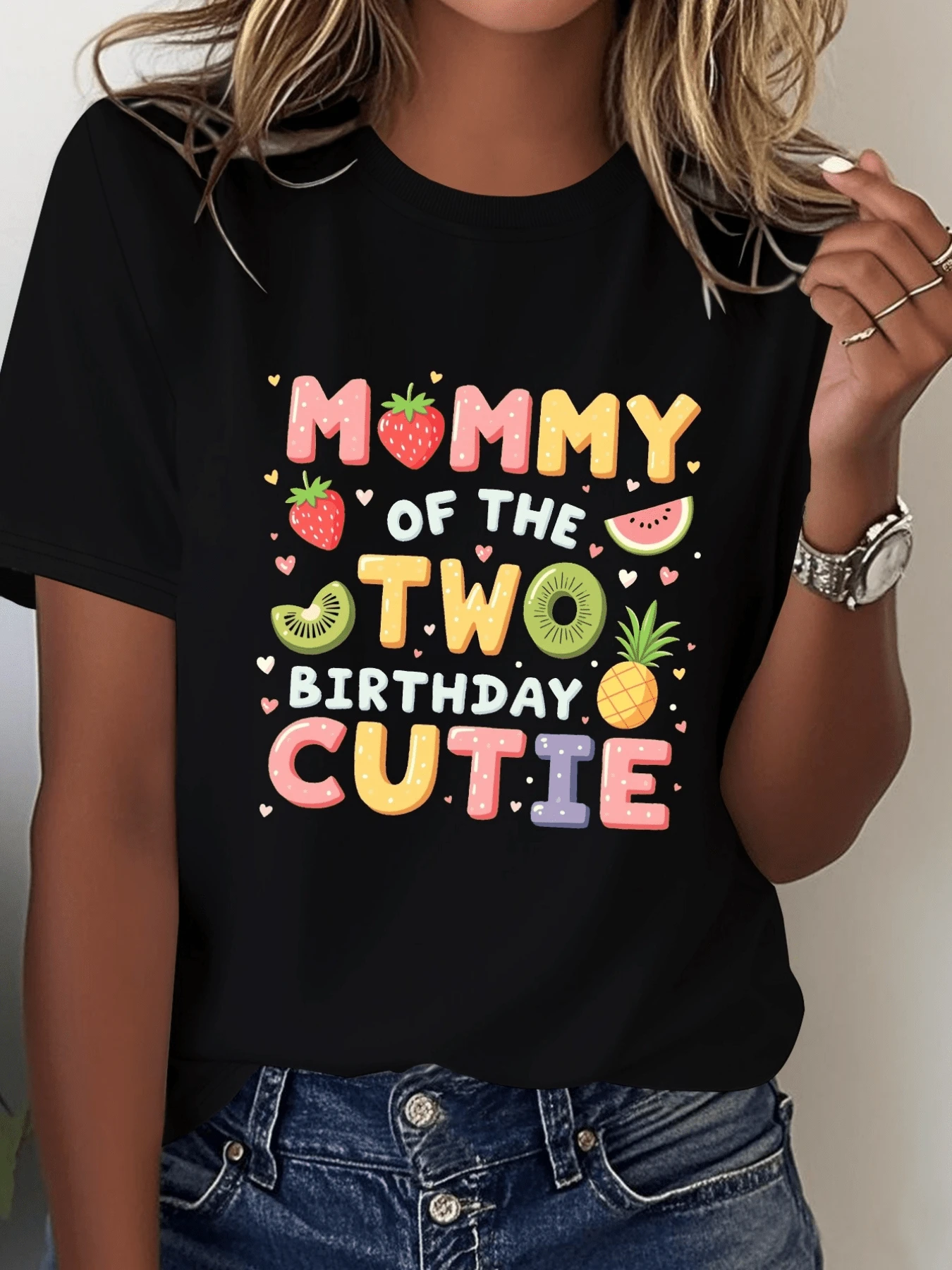 Frutas coloridas y letras alegres celebran el cumpleaños de una madre amorosa con detalles de fresa sandía kiwi y piña que simbolizan dulzura felicidad y familia camiseta de mujer casual para fiesta divertida - Negro - Ver 1