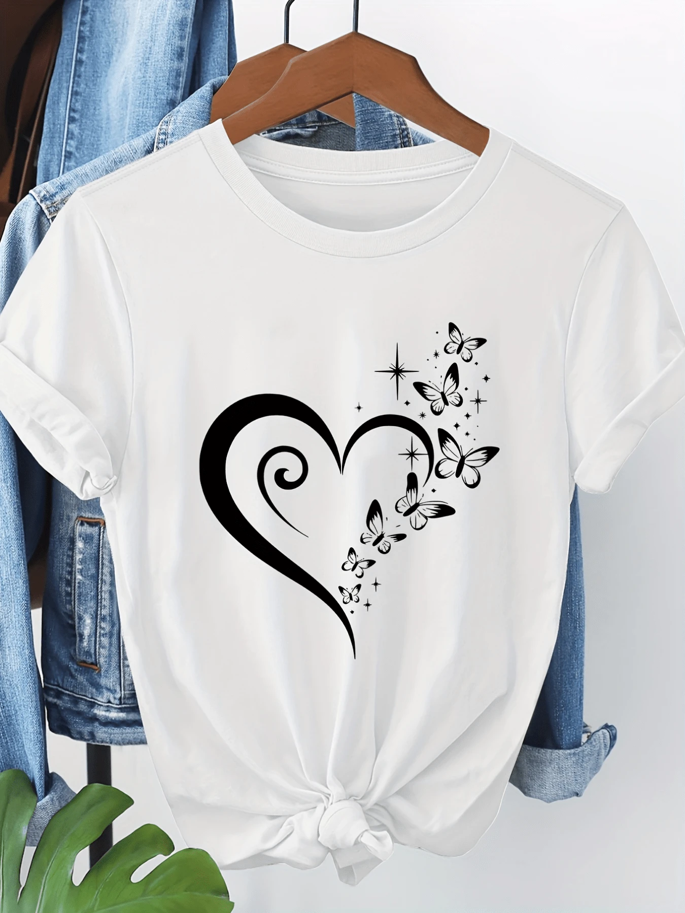 Corazón brillante formado por líneas curvas donde brotan mariposas que simbolizan libertad transformación y esperanza bajo un toque de estrellas que evocan energía positiva y belleza interior camiseta de mujer casual moderna cómoda para uso diario - Blanco - Ver 1