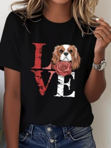 La figura muestra la palabra LOVE con una letra formada por el rostro tierno de un perro y una rosa que simboliza el afecto puro y la conexión emocional entre humanos y animales camiseta de mujer casual cómoda y moderna para uso diario - Negro - Ver 1