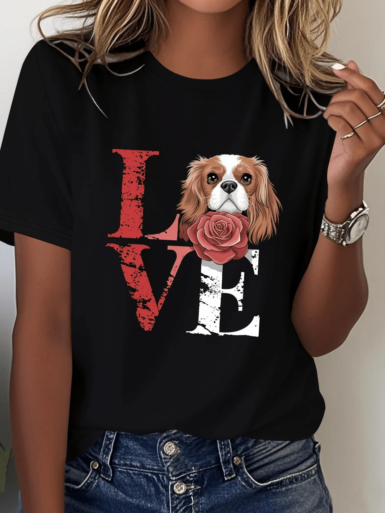 La figura muestra la palabra LOVE con una letra formada por el rostro tierno de un perro y una rosa que simboliza el afecto puro y la conexión emocional entre humanos y animales camiseta de mujer casual cómoda y moderna para uso diario - Negro - Ver 1