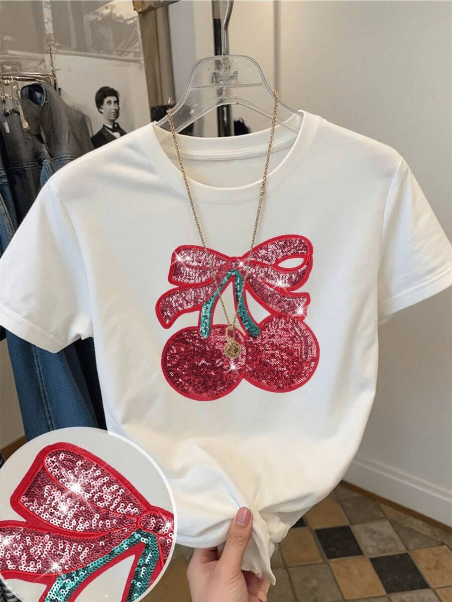 Dos cerezas brillantes adornadas con lentejuelas rojas y un lazo que simboliza alegría frescura y encanto femenino reflejando vitalidad en cada detalle camiseta de mujer casual moderna para verano - Blanco - Ver 1
