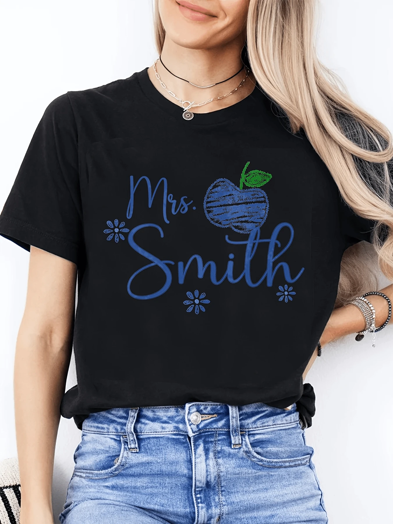 Blue Apple With A Green Leaf Symbolizing Freshness, Knowledge, And Energy, Alongside Elegant Lettering That Conveys Confidence And Joy. A Modern Women's T-Shirt For Comfortable And Casual Everyday Wear. - 黑色 - 查看 1
