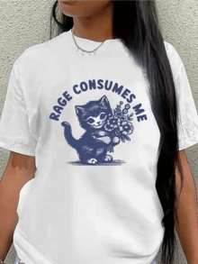 Gatito con mirada traviesa sostiene flores simbolizando dulzura mezclada con fuerza interior y actitud rebelde camiseta de mujer cómoda para uso casual y moderna - Blanco - Ver 1
