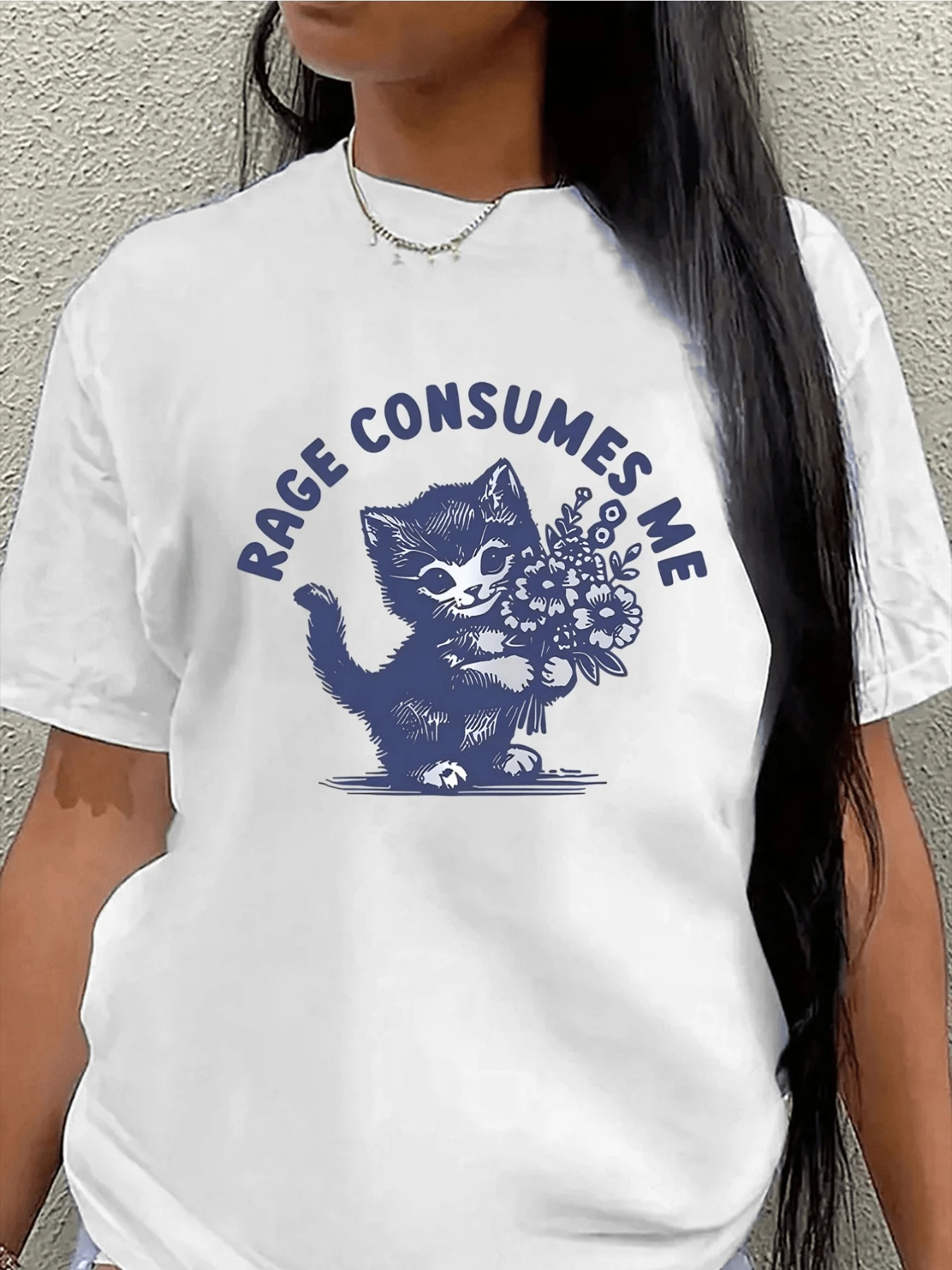 Gatito con mirada traviesa sostiene flores simbolizando dulzura mezclada con fuerza interior y actitud rebelde camiseta de mujer cómoda para uso casual y moderna - Blanco - Ver 1