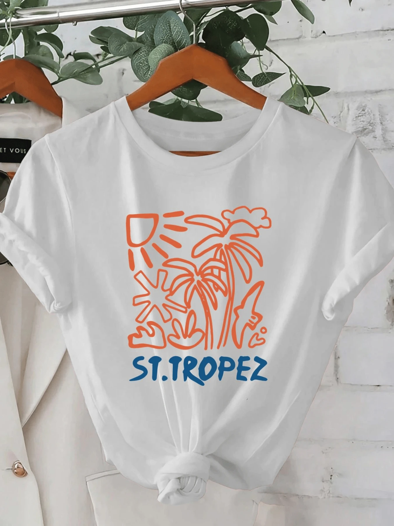 Sol radiante sobre palmeras y hojas tropicales que evocan la frescura del verano y los encantos del mar Mediterráneo con detalle artístico moderno camiseta de mujer casual cómoda para uso diario - Blanco - Ver 1