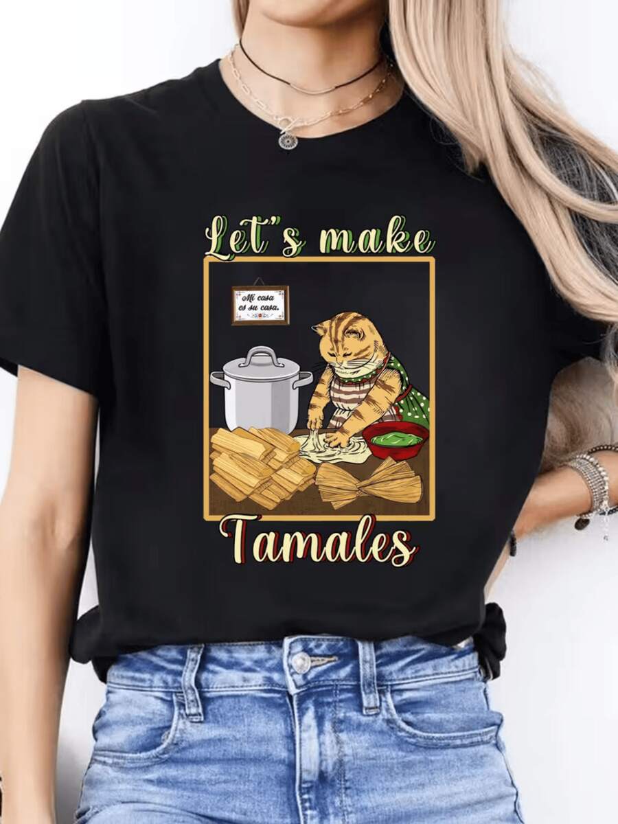 Un gato cocinando tamales junto a una olla y hojas de maíz transmite calidez tradición mexicana y alegría hogareña perfecta para amantes de la cocina camiseta de mujer casual cómoda para uso diario - Negro - Ver 1