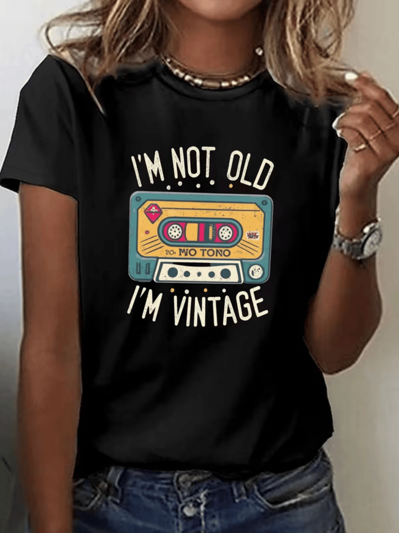 Cinta retro de colores que simboliza la nostalgia y la conexión con la música clásica transmitiendo actitud positiva y amor por lo antiguo camiseta de mujer casual moderna cómoda para uso diario - Negro - Ver 1