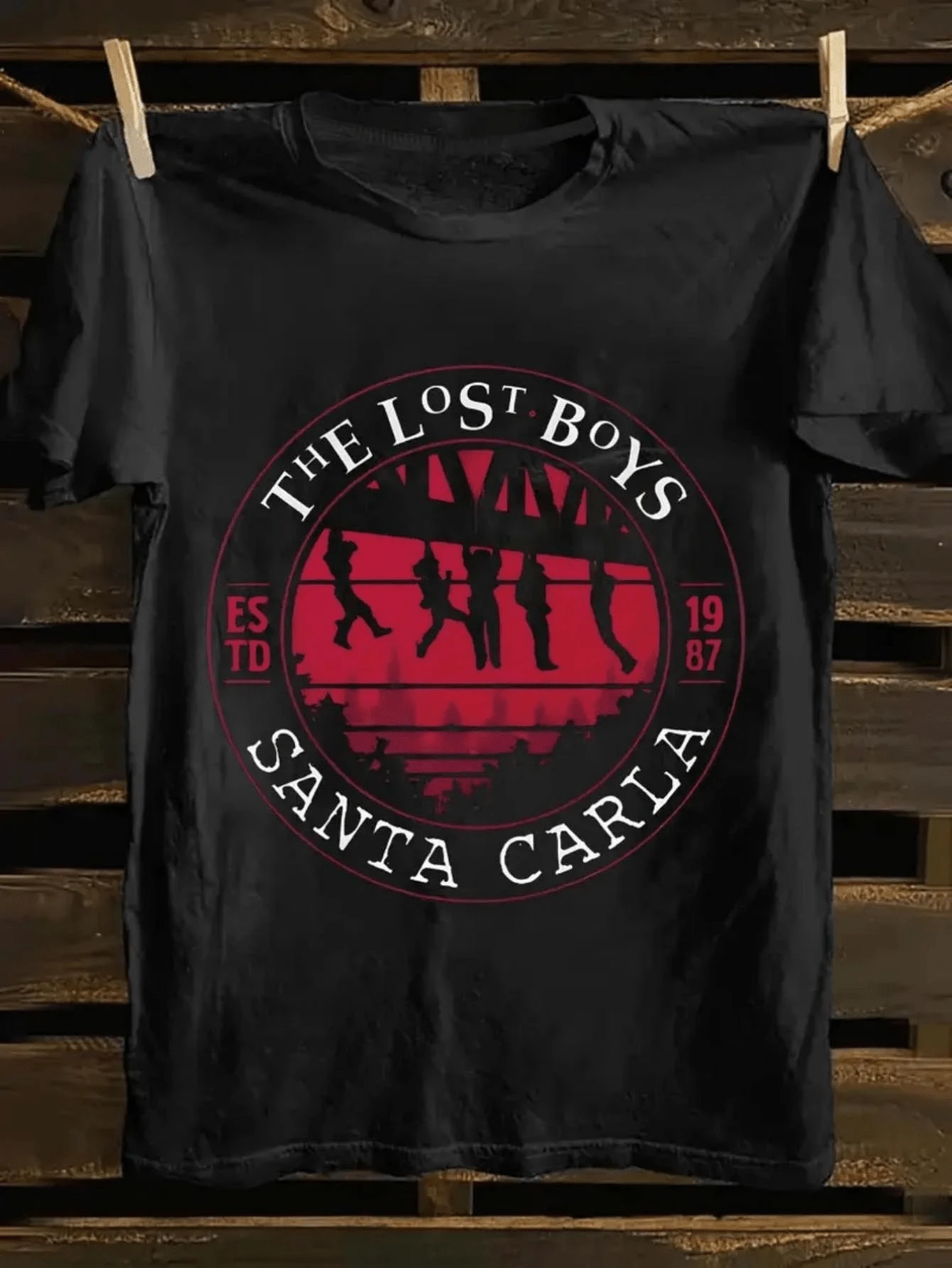 Camiseta de Mujer Lost Boy - Diseño de patrón redondo en negro, con una silueta roja y las palabras "SANTA CARLA", ideal para uso casual y colecciones de fans. - Negro - Ver 1