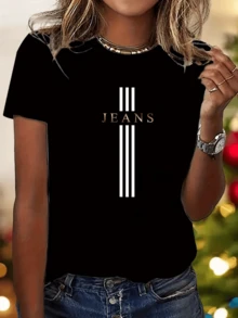 Las tres barras blancas verticales sobre un fondo oscuro simbolizan la elegancia la fuerza y la distinción para la mujer moderna que aprecia un toque de sofisticación en su vestimenta diaria añadiendo un aire de confianza esta camiseta de mujer proyecta una vibra contemporánea que se adapta a cualquier ocasión casual. - Negro - Ver 1