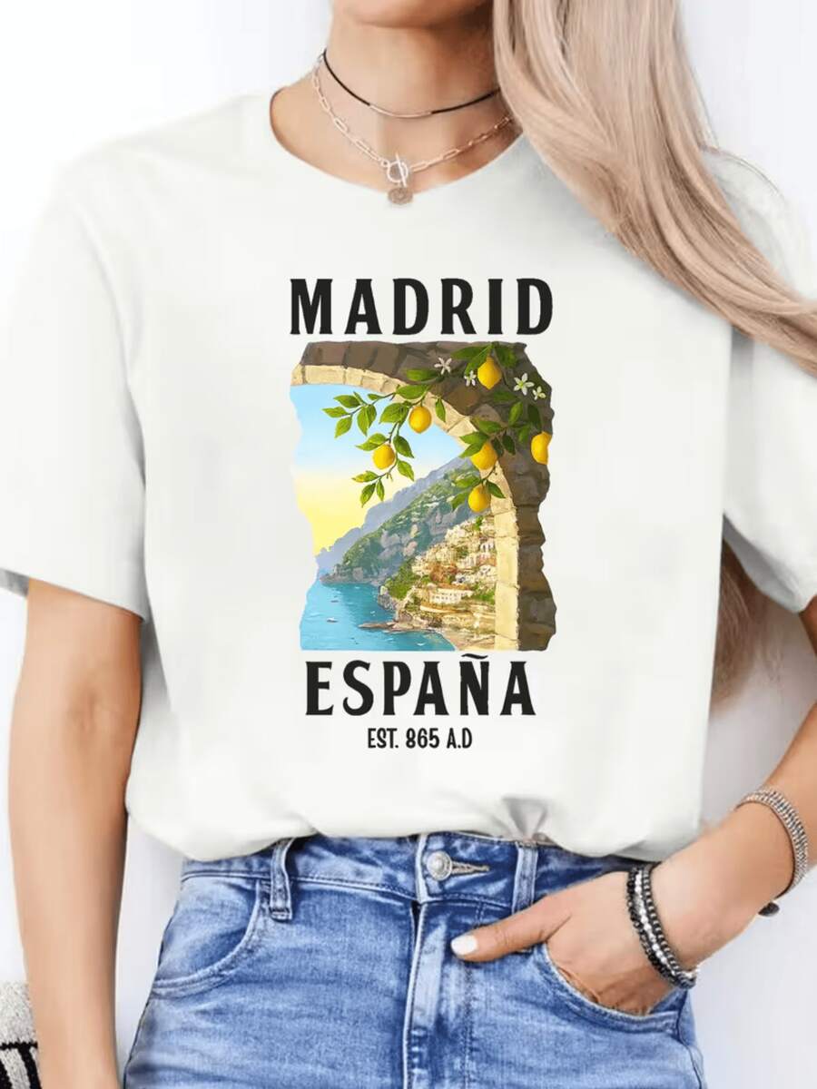 Vista soleada mediterránea con limones colgando sobre un arco de piedra que enmarca el mar y las casas coloridas de una evocando la esencia cálida del verano en Madrid España camiseta de mujer casual moderna cómoda para diario - Blanco - Ver 1