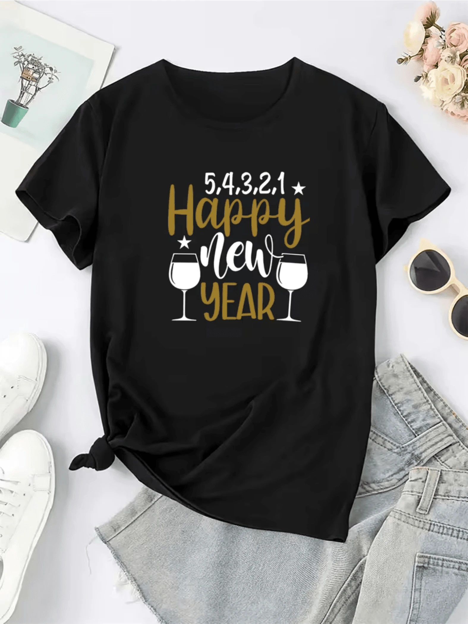 Festive Countdown With Glasses And A Cheerful Message Symbolizing The Start Of New Opportunities And Good Wishes For The New Year. Comfortable, Modern Casual Women's T-Shirt For Celebrations. - 黑色 - 查看 1
