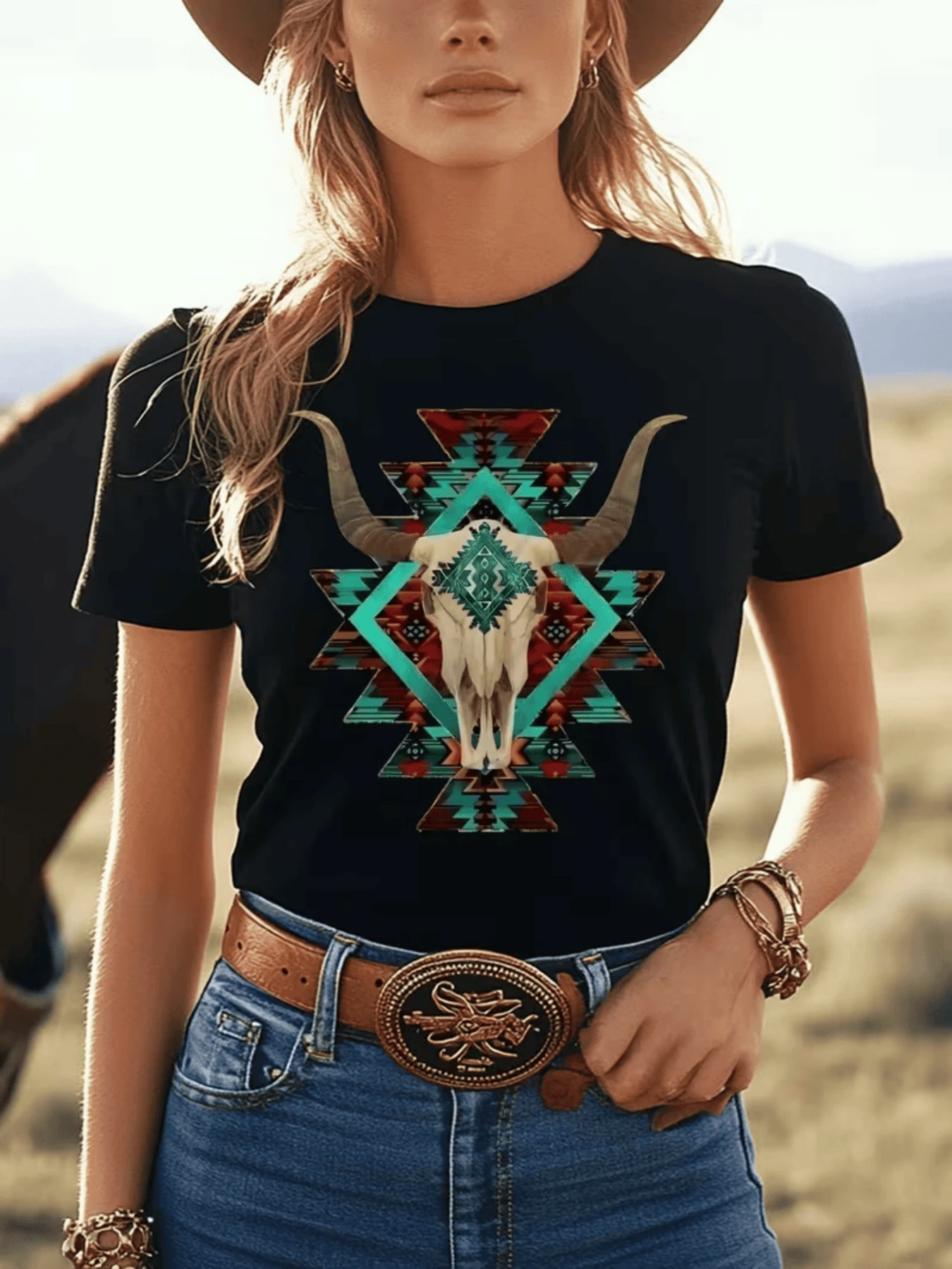 Cabeza de toro con cuernos largos rodeada de figuras geométricas en tonos turquesa y rojo que evocan la fuerza del espíritu del desierto y la conexión con la tierra camiseta de mujer casual estilo occidental moderna - Negro - Ver 1