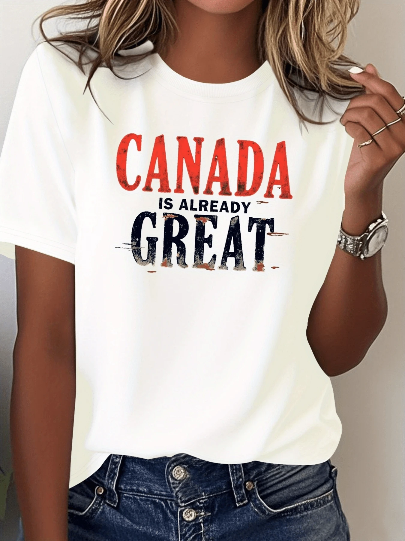 Texto poderoso que celebra el orgullo y la fortaleza de Canadá con letras grandes que inspiran confianza y optimismo camiseta de mujer casual cómoda para uso diario y momentos de expresión personal - Blanco - Ver 1