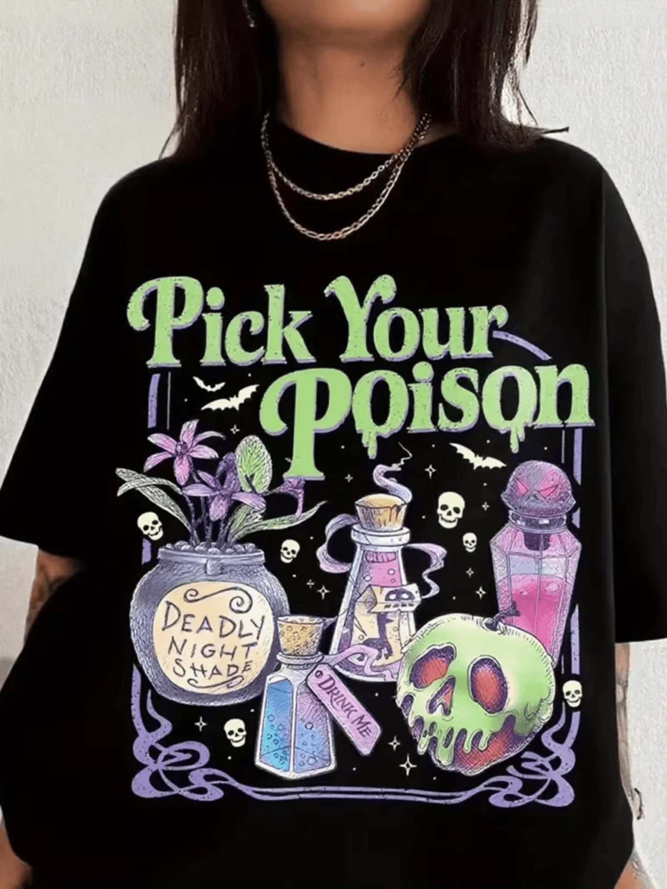 Calaberas y pociones de fantasía con texto Deadly Night Shade y Drink Me, una camiseta de mujer ideal para quienes aman lo macabro con un toque encantador, perfecta para eventos temáticos y para expresar tu individualidad con esta prenda única que evoca misterio y magia. - Negro - Ver 1
