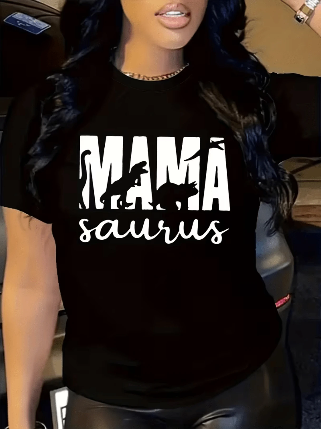Figura divertida con siluetas de dinosaurios que simbolizan la fuerza y ternura de las madres modernas transmitiendo energía positiva y amor Camiseta de mujer casual cómoda ideal para uso diario - Negro - Ver 1