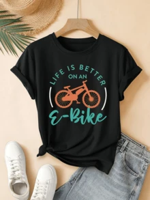 Una bicicleta eléctrica naranja que simboliza la libertad y la energía del movimiento rápido bajo un cielo que inspira aventura y vitalidad camiseta de mujer casual cómoda para uso diario - Negro - Ver 6