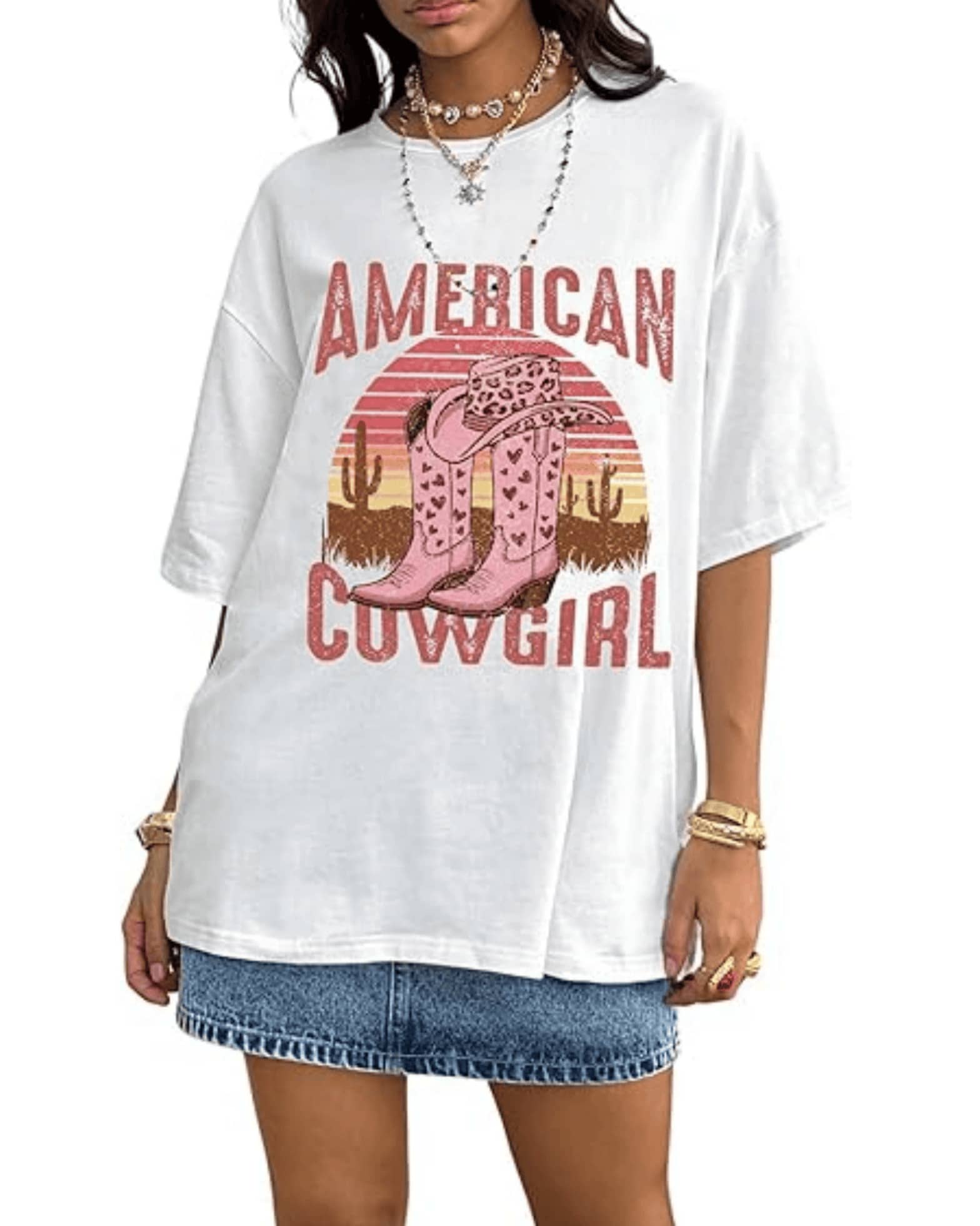 Botas rosas con corazones junto a un sombrero sobre un atardecer en el desierto evocan libertad espíritu vaquero y conexión con la naturaleza camiseta de mujer casual cómoda moderna - Blanco - Ver 1