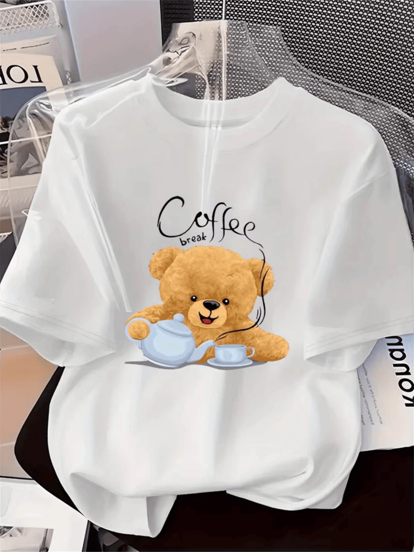 Un tierno oso disfrutando su momento de café con una tetera y taza que inspiran calidez y ternura ideal para amantes de los detalles suaves camiseta de mujer casual moderna confortable para uso diario - Blanco - Ver 1