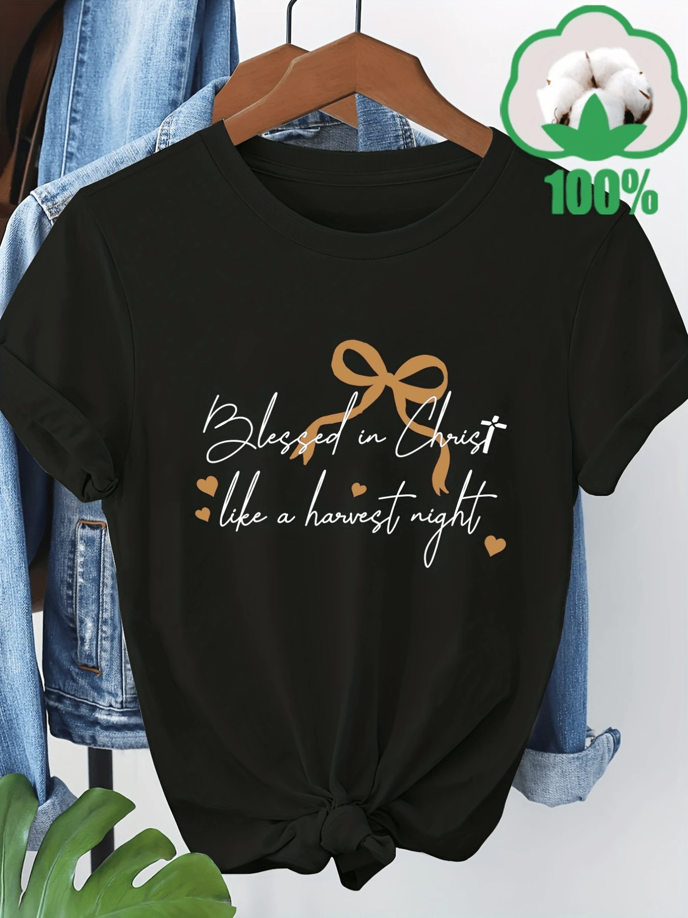 A Symbol Of Faith And Blessing With Golden Ribbons And Small Hearts That Evoke A Harvest Night Filled With Gratitude And Hope. A Comfortable And Modern Women's T-Shirt For Everyday Wear. - 黑色 - 查看 1
