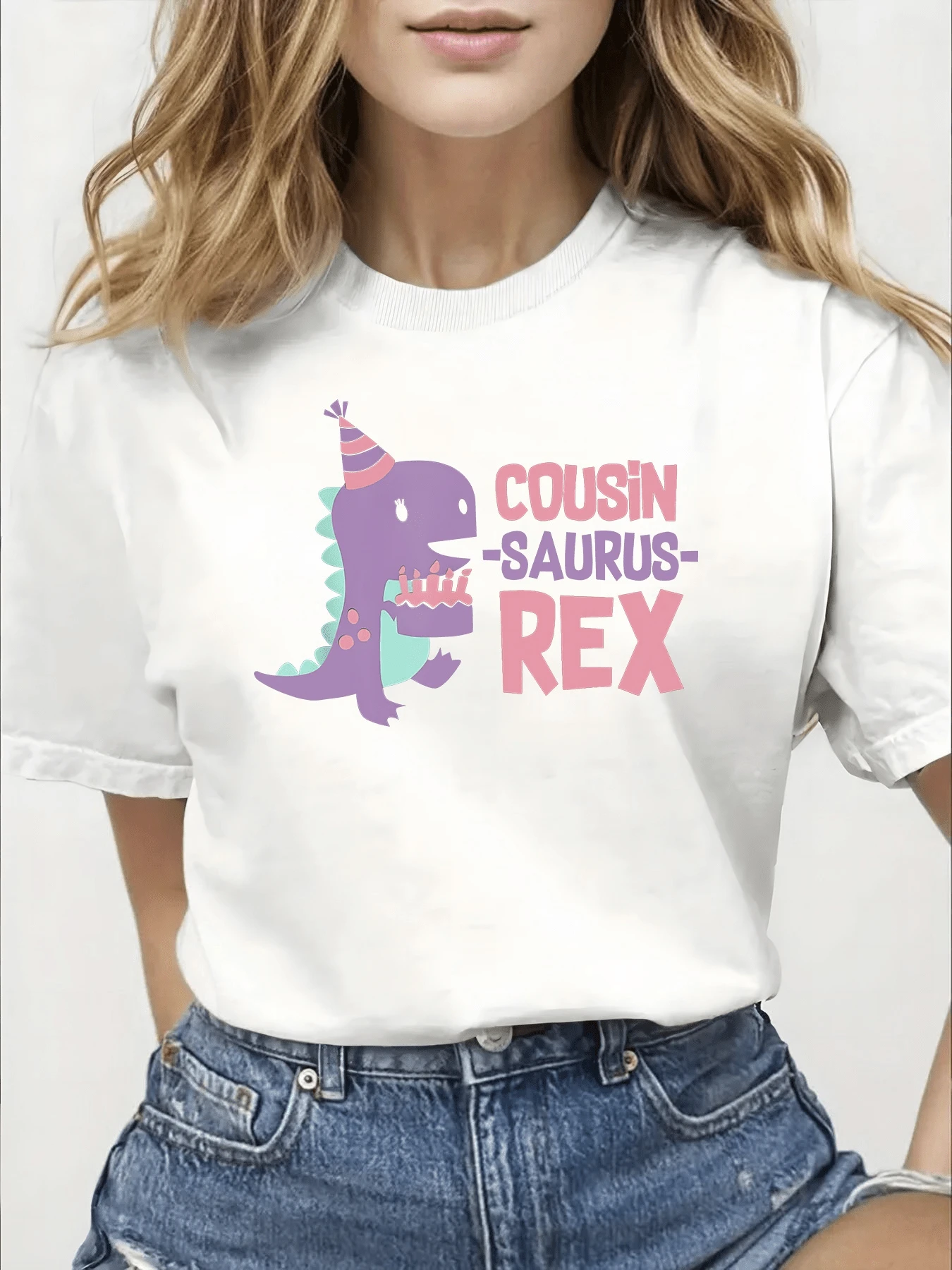 Dinosaurio alegre con sombrero de fiesta sostiene una tarta color pastel transmitiendo diversión familiar y energía juvenil perfecta para reuniones y momentos felices camiseta de mujer casual divertida moderna cómoda - Blanco - Ver 1