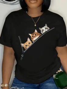 Tres adorables gatos asomándose desde una cremallera simbolizan curiosidad ternura y amistad entre animales con expresión divertida ideal para amantes de los felinos camiseta de mujer casual cómoda para uso diario - Negro - Ver 1