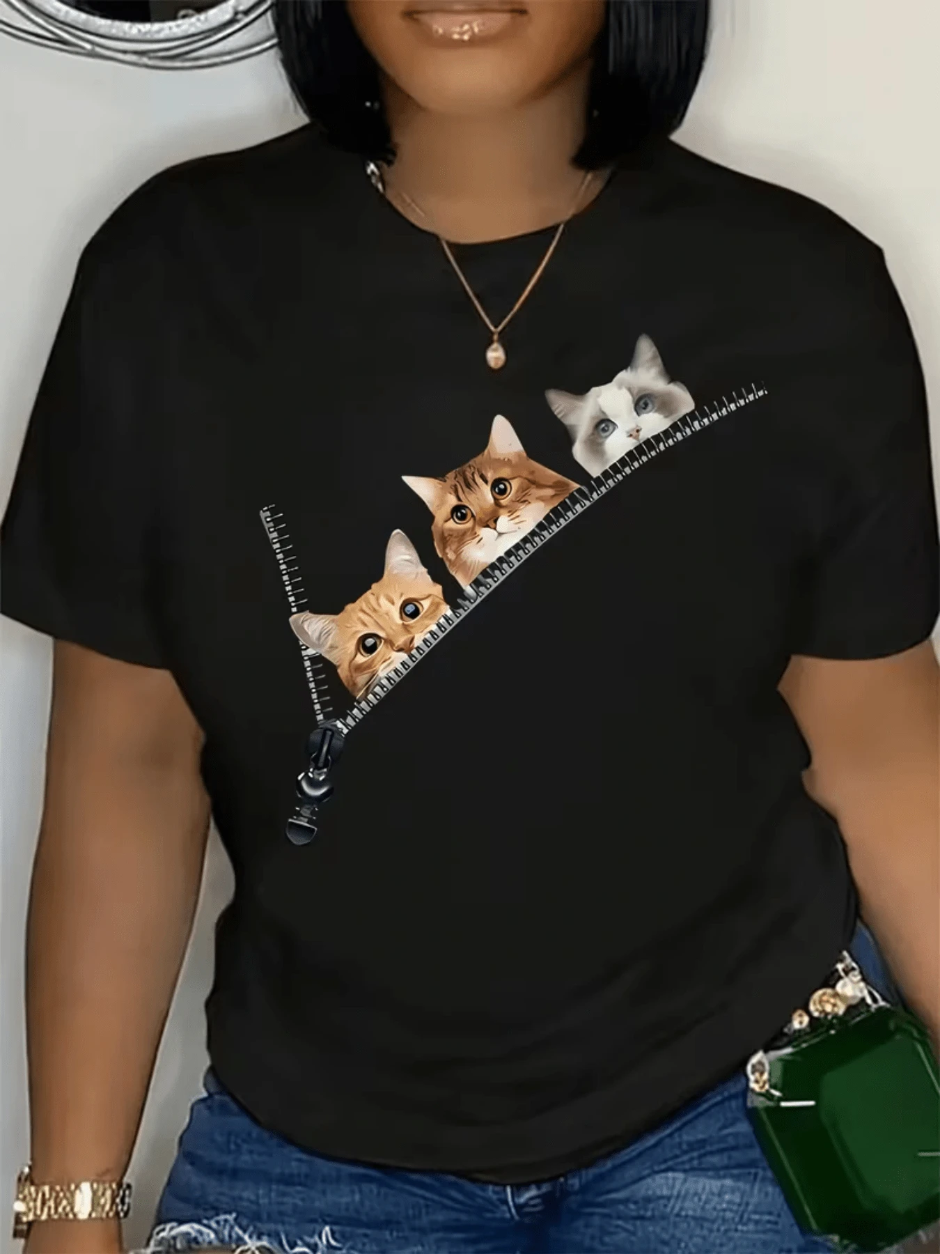 Tres adorables gatos asomándose desde una cremallera simbolizan curiosidad ternura y amistad entre animales con expresión divertida ideal para amantes de los felinos camiseta de mujer casual cómoda para uso diario - Negro - Ver 1