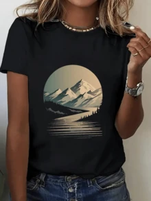 Montañas bañadas por la luz del amanecer reflejadas en un lago sereno que transmite libertad calma y conexión con la naturaleza camiseta de mujer casual cómoda de estilo relajado ideal para uso diario - Negro - Ver 1