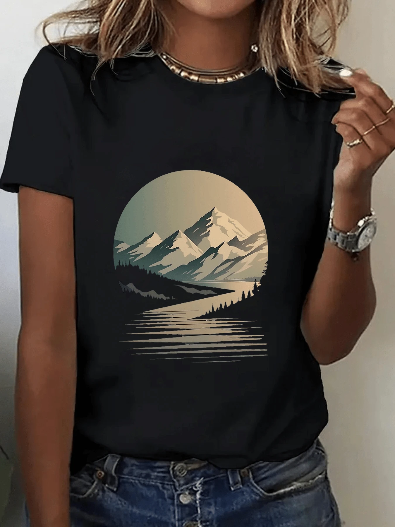 Montañas bañadas por la luz del amanecer reflejadas en un lago sereno que transmite libertad calma y conexión con la naturaleza camiseta de mujer casual cómoda de estilo relajado ideal para uso diario - Negro - Ver 1