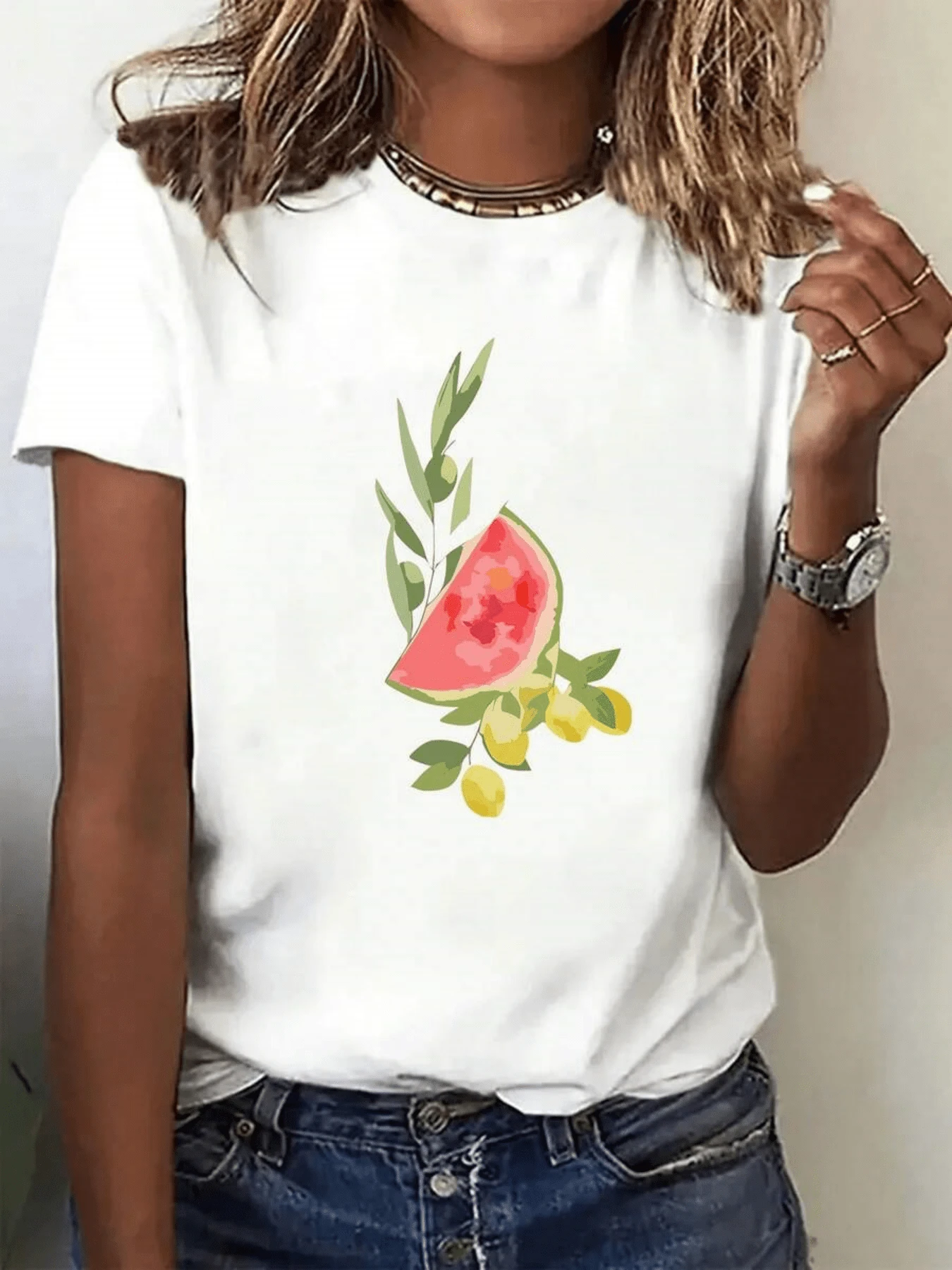 Rebanada de sandía rosada rodeada de ramas verdes y pequeños frutos amarillos que simbolizan frescura vitalidad y el encanto del verano relajado camiseta de mujer casual moderna para uso diario - Blanco - Ver 1