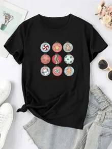 Esferas coloridas de Navidad con estrella árbol caramelo copos de nieve y muñeco de jengibre que simbolizan alegría unión y espíritu festivo camiseta de mujer casual para días alegres - Negro - Ver 1
