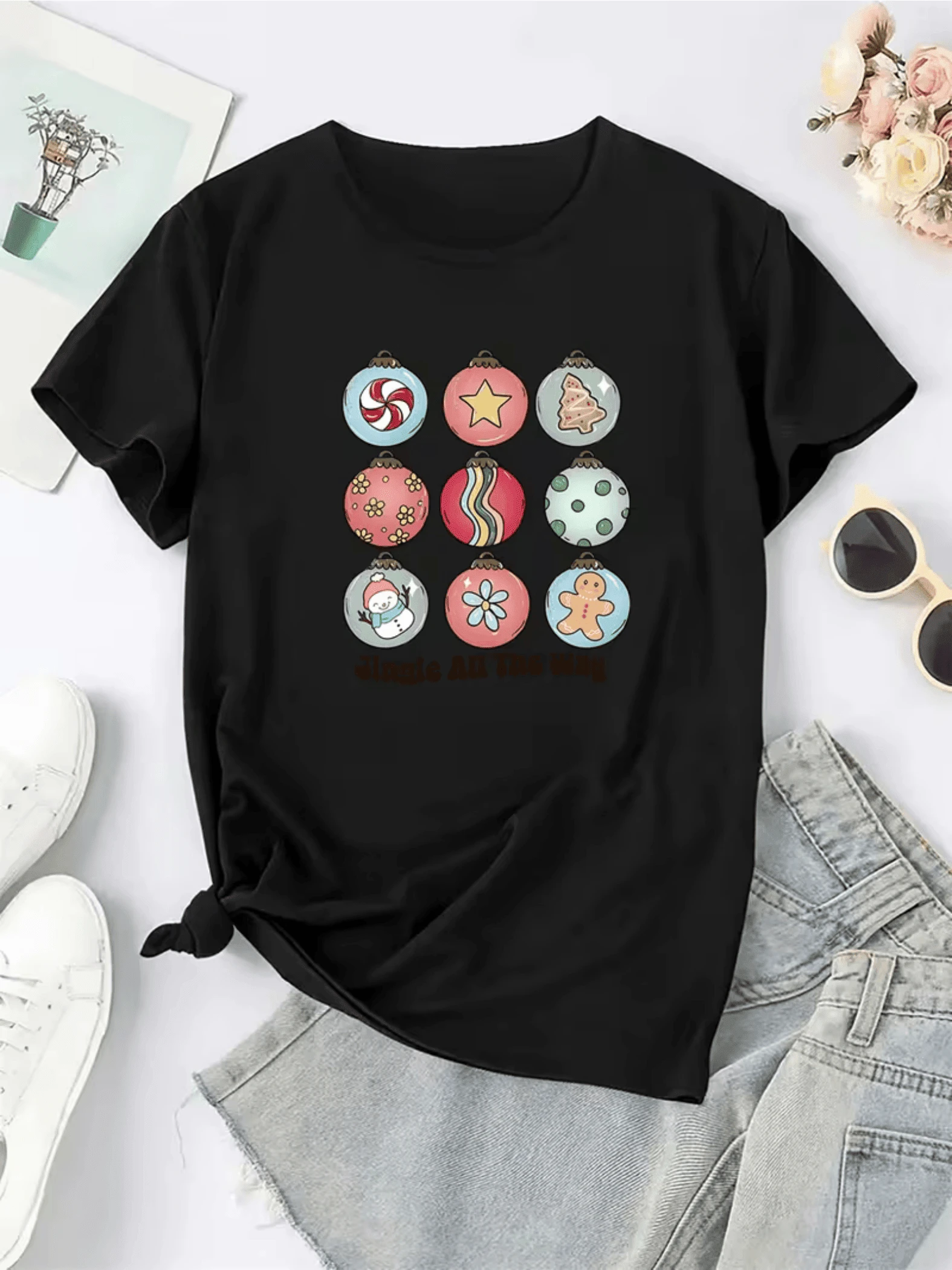 Esferas coloridas de Navidad con estrella árbol caramelo copos de nieve y muñeco de jengibre que simbolizan alegría unión y espíritu festivo camiseta de mujer casual para días alegres - Negro - Ver 1