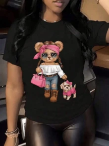 Figura de osita con pañuelo rosado y bolso combinando junto a un pequeño perrito con lazo que transmite ternura y amistad camiseta de mujer casual moderna cómoda para uso diario elegante y atractiva - Negro - Ver 8