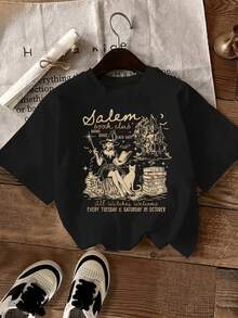 Figura mística de una mujer hechicera leyendo entre gatos negros calabazas y montones de libros bajo una luna brillante que evoca magia antigua y calma nocturna camiseta de mujer casual moderna para lectura diaria - Negro - Ver 8