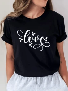 Palabra amor rodeada de pequeños corazones simboliza ternura sinceridad y energía positiva que inspira confianza y alegría cada día camiseta de mujer casual cómoda para uso diario - Negro - Ver 1
