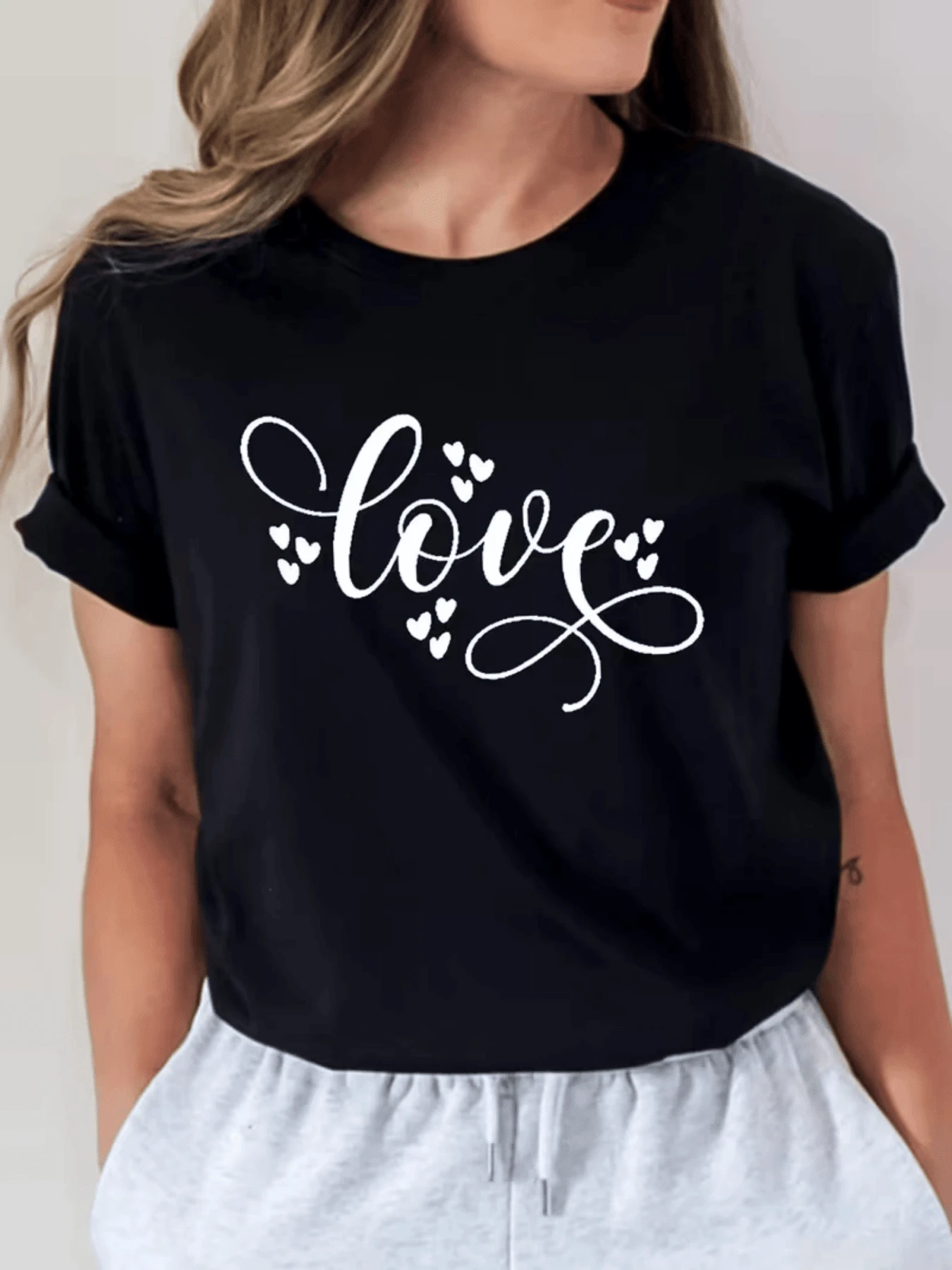 Palabra amor rodeada de pequeños corazones simboliza ternura sinceridad y energía positiva que inspira confianza y alegría cada día camiseta de mujer casual cómoda para uso diario - Negro - Ver 1