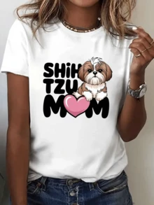 Un adorable perro pequeño de raza Shih Tzu con expresión tierna se apoya sobre un corazón rosa simbolizando el cariño y la conexión entre mascota y dueña camiseta de mujer con estampado moderno y cómodo para uso diario - Blanco - Ver 1