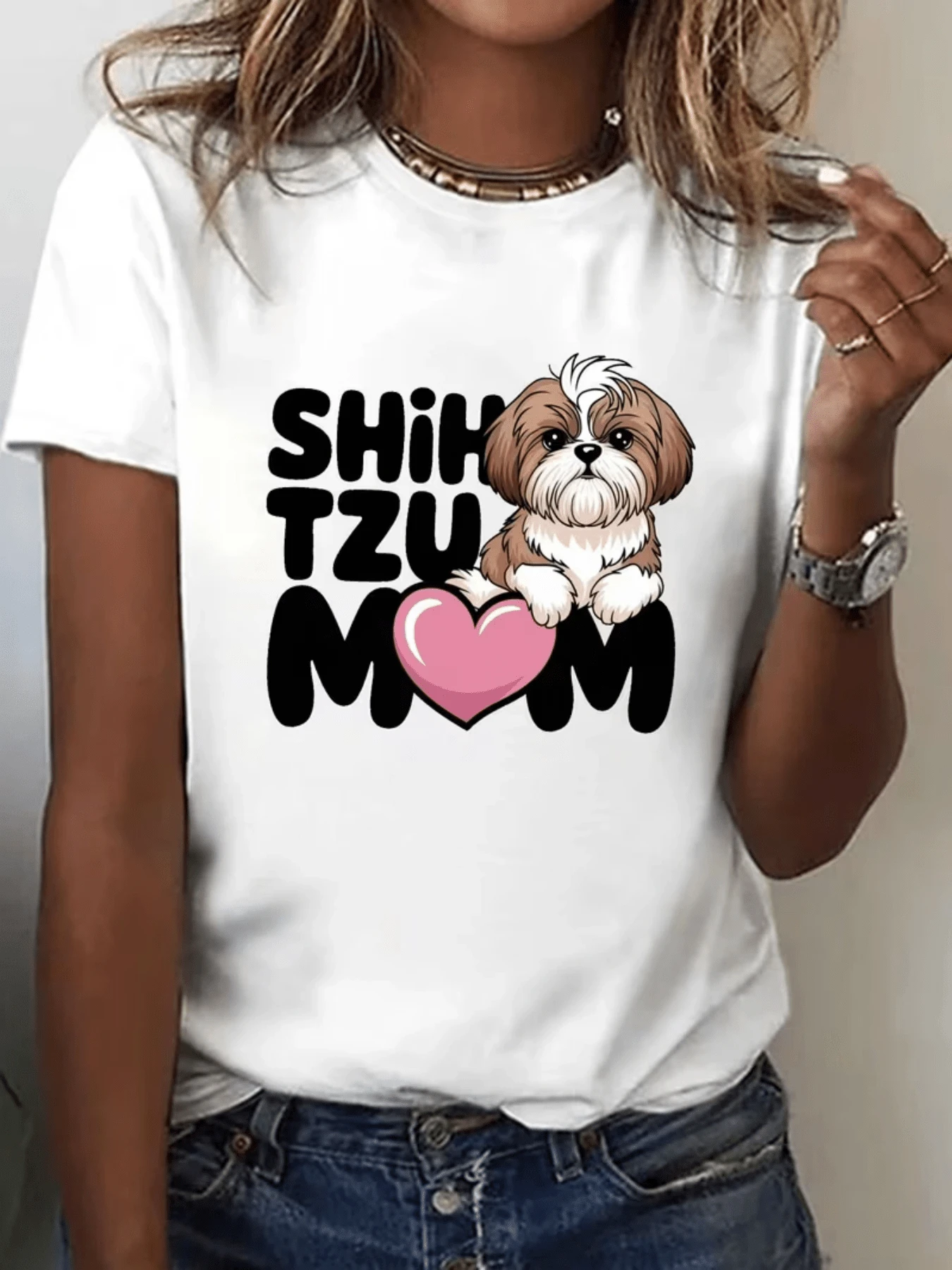 Un adorable perro pequeño de raza Shih Tzu con expresión tierna se apoya sobre un corazón rosa simbolizando el cariño y la conexión entre mascota y dueña camiseta de mujer con estampado moderno y cómodo para uso diario - Blanco - Ver 1