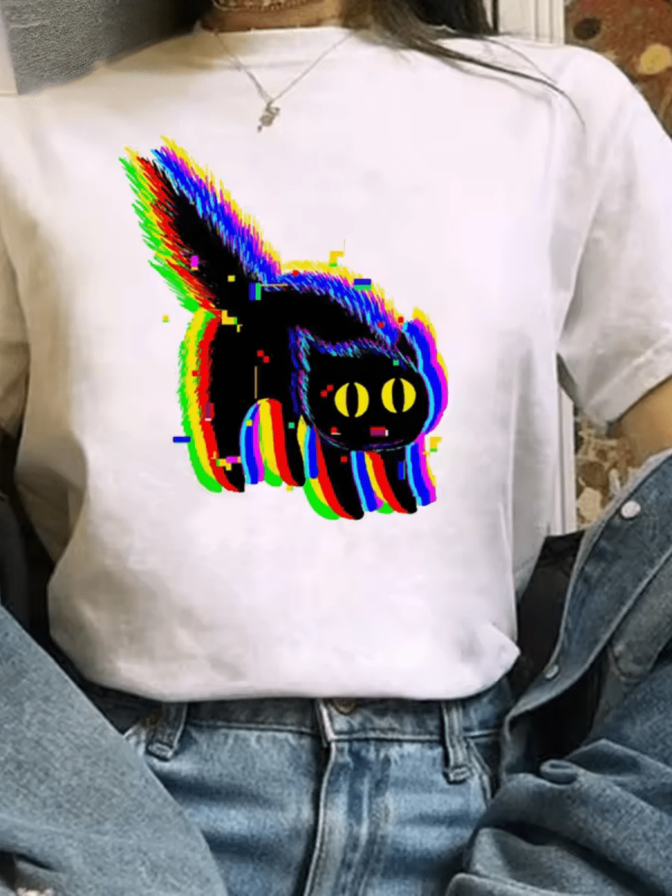 Gato rodeado de luces multicolor que simboliza misterio energía y curiosidad femenina con efecto visual vibrante y toque digital moderno camiseta de mujer casual cómoda para uso diario - Blanco - Ver 1