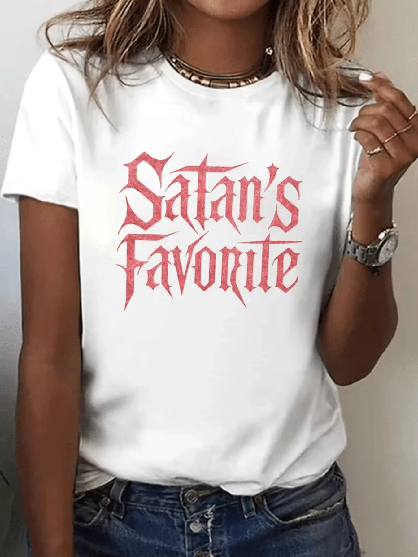 Texto rojo con tipografía gótica que expresa una actitud desafiante y audaz con tono irreverente y espíritu libre ideal para quienes buscan destacar con personalidad camiseta de mujer casual moderna para uso diario - Blanco - Ver 1