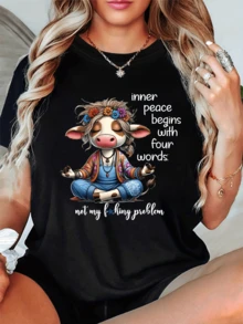 Vaca meditando con flores coloridas simbolizando paz interior y serenidad con un toque divertido y relajado camiseta de mujer casual cómoda para uso diario - Negro - Ver 1
