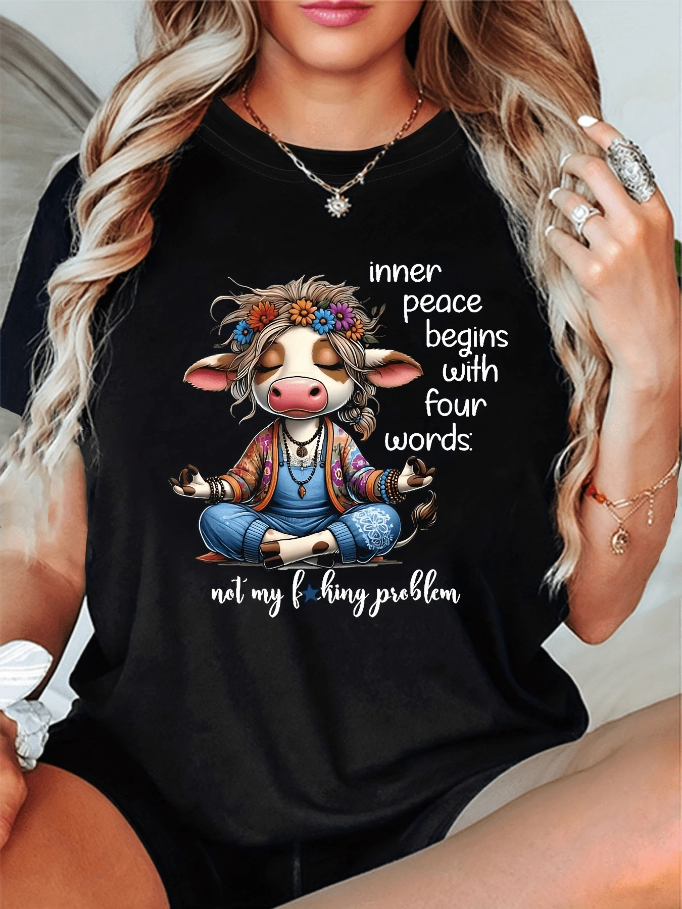 Vaca meditando con flores coloridas simbolizando paz interior y serenidad con un toque divertido y relajado camiseta de mujer casual cómoda para uso diario - Negro - Ver 1